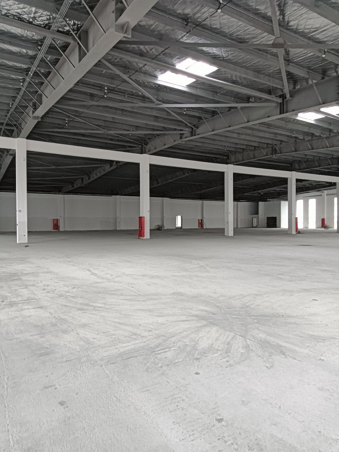 双凤2楼8000平，承重1吨每平方米，5吨货梯2台，可